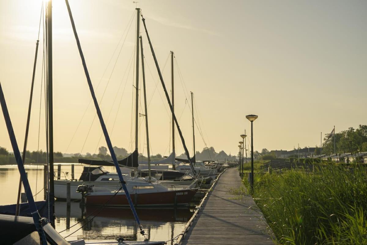Villa Waterchalet Number 6 Recreationpark Yn'E Lijte Grou Met Ligplaats Boot Exterior foto