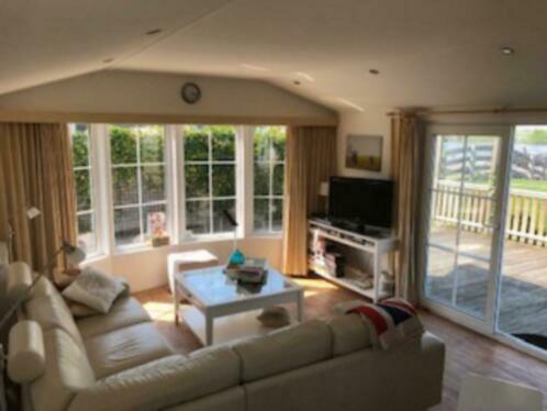 Villa Waterchalet Number 6 Recreationpark Yn'E Lijte Grou Met Ligplaats Boot Exterior foto
