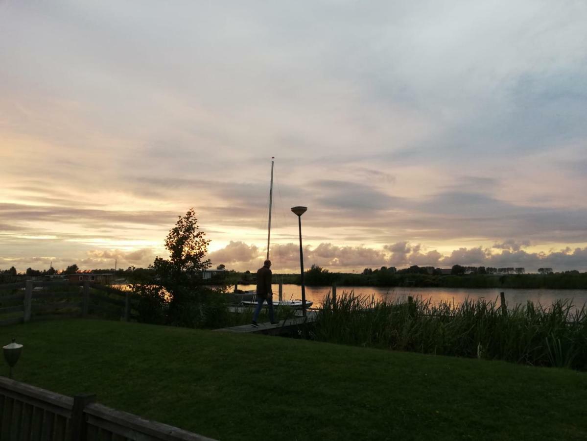Villa Waterchalet Number 6 Recreationpark Yn'E Lijte Grou Met Ligplaats Boot Exterior foto
